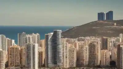 Top 5 de los Hoteles Más Altos de Benidorm: Gigantes que Tocan el Cielo