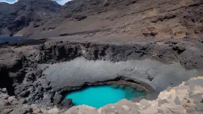 Top 5 de las Piscinas Naturales en el Acantilado de los Gigantes que Te Dejarán Sin Aliento