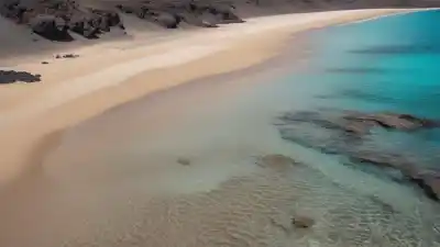 Top 7 de las Playas Más Tranquilas de Lanzarote: Refugios de Paz y Arena