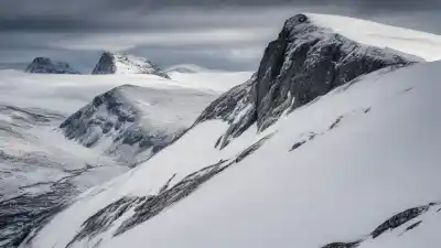 Top 5 de las Montañas Más Altas de Noruega: Gigantes Nórdicos que Rozan el Cielo