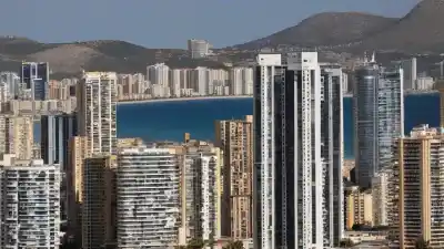 Top 5 de los Edificios Más Altos de Benidorm: Rascacielos que Tocan el Cielo